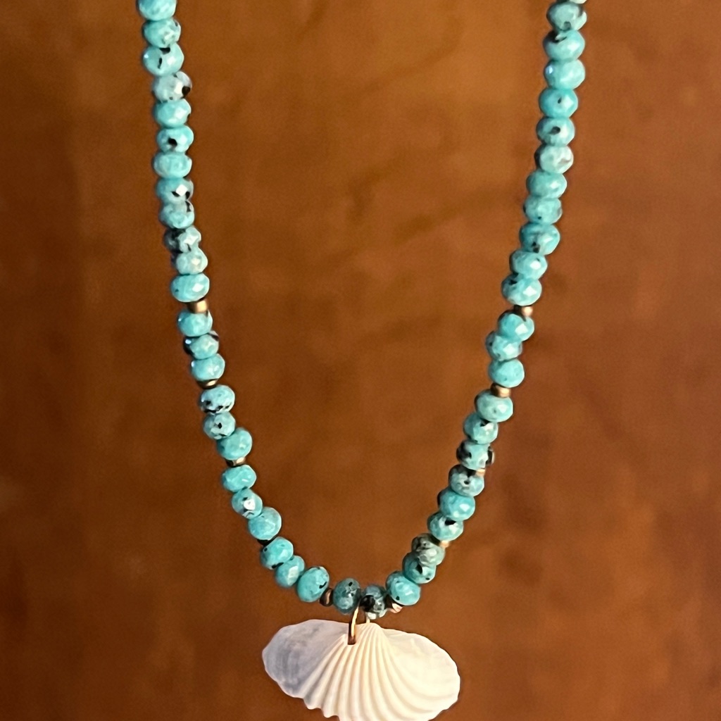 New Pretty Turquoise Dyed Quartz Beaded Necklace With Clam Shell Pendant